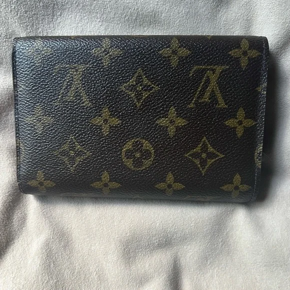 Louis Vuitton wallet with many features. - Picture 4 of 13